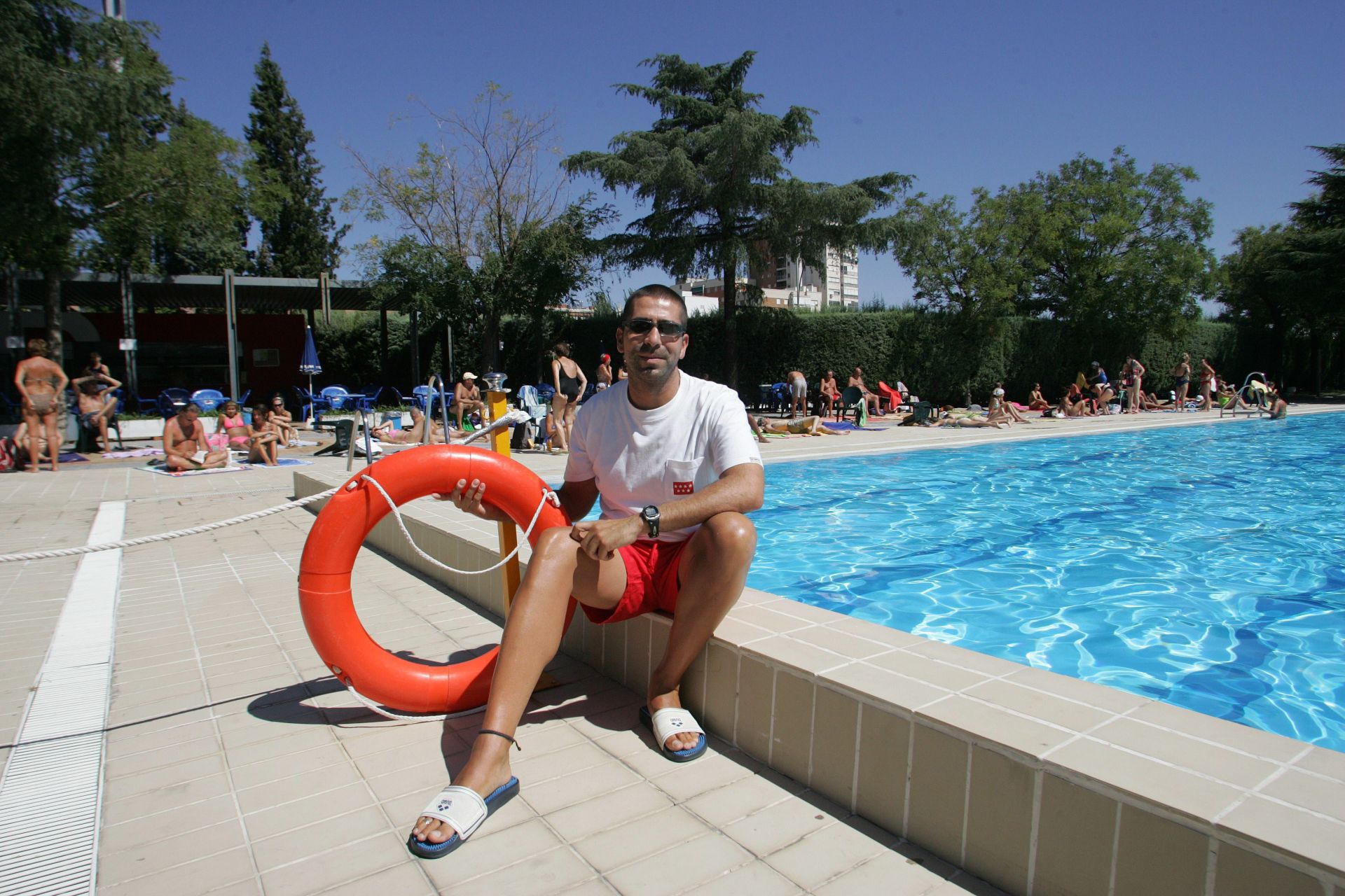 Un socorrista de la Comunidad de Madrid en la piscina municipal, imagen archivo