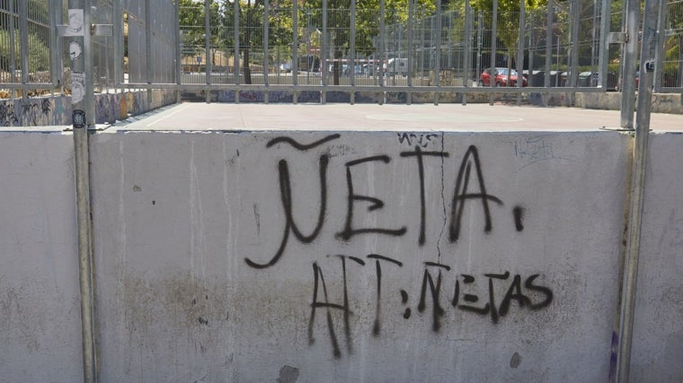 Pintada de la banda de los Ñetas en las canchas de Portazgo, en Puente de Vallecas