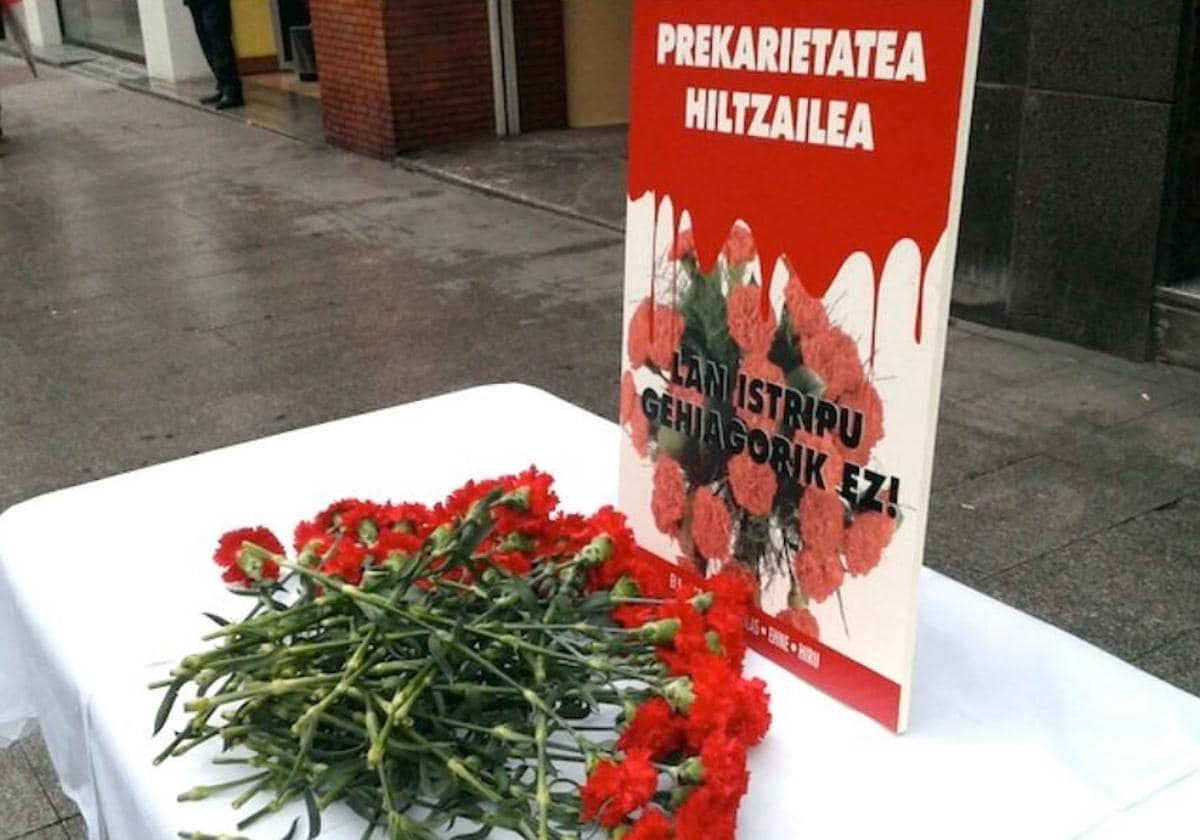 Homenaje del sindicato con unas flores por la muerte del trabajador