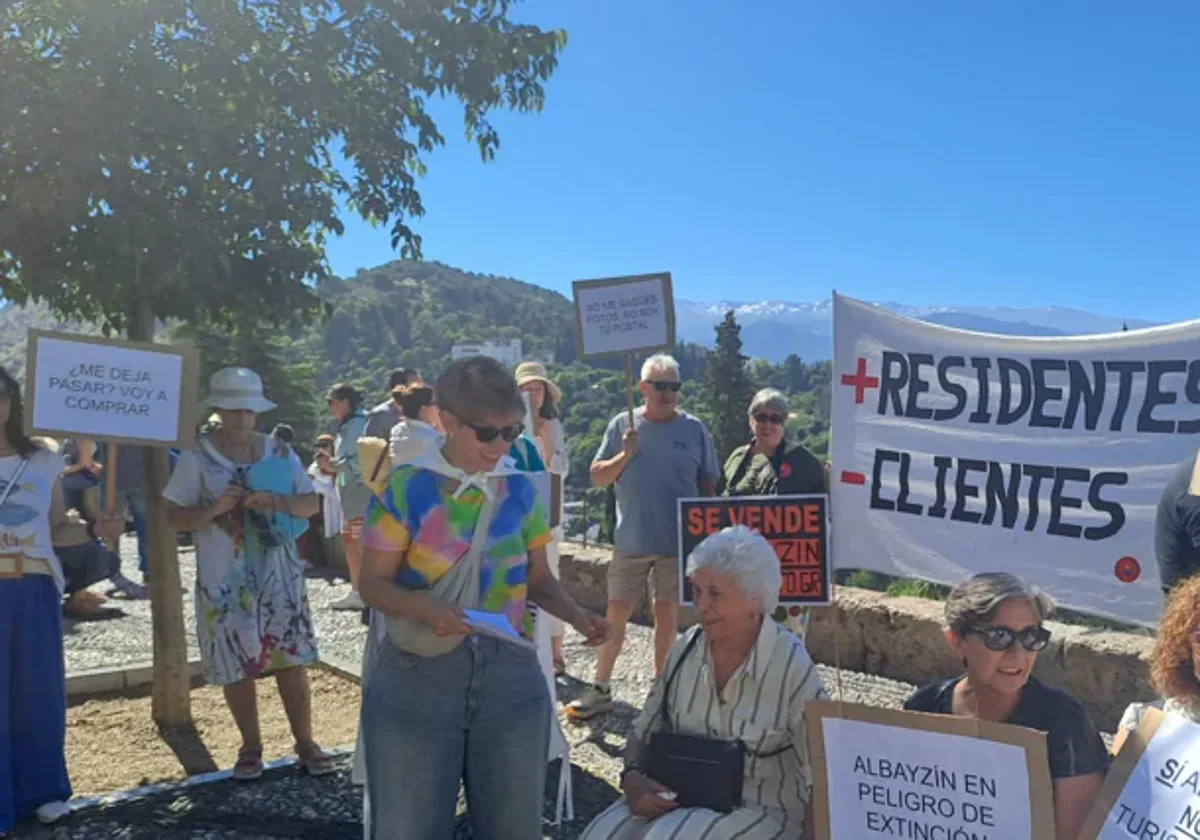 Concentración de vecinos del Albaicín contra el exceso de pisos turísticos, el pasado junio