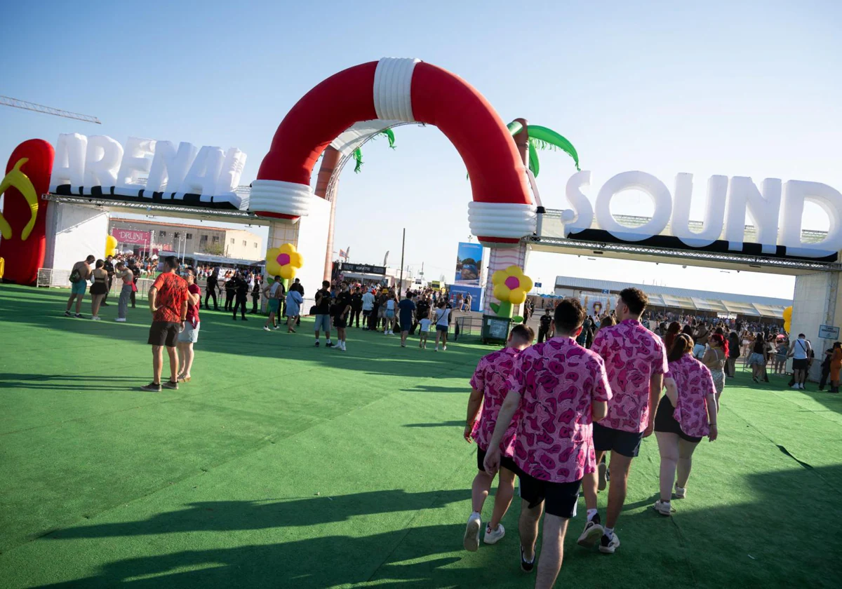 Público accede al recinto del Arenal Sound en Burriana (Castellón)