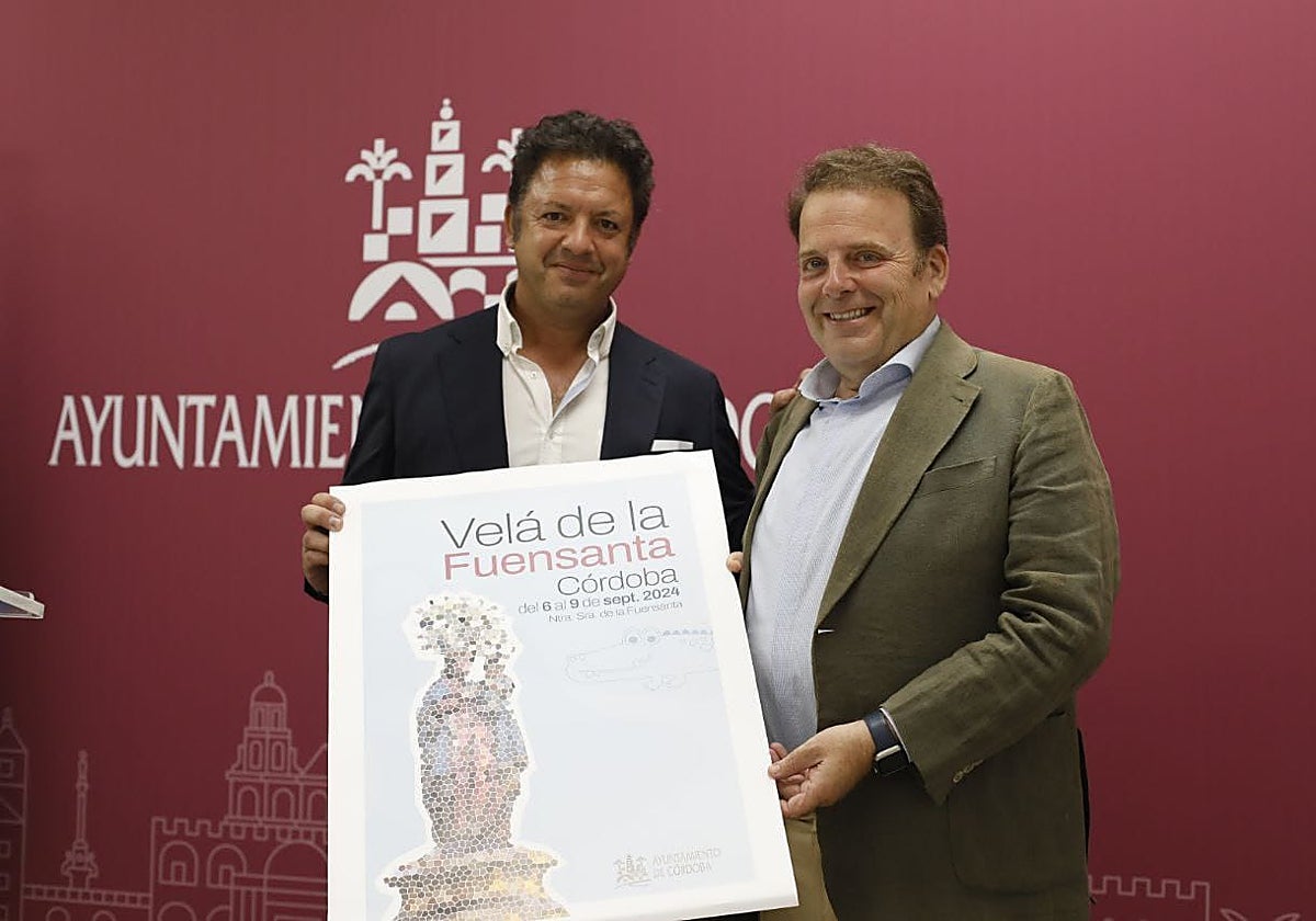 El delegado de Fiestas, Julián Urbano y el pregonero de esta edición, Marcos Santiago, junto al cartel de la Velá de la Fuensanta 2024