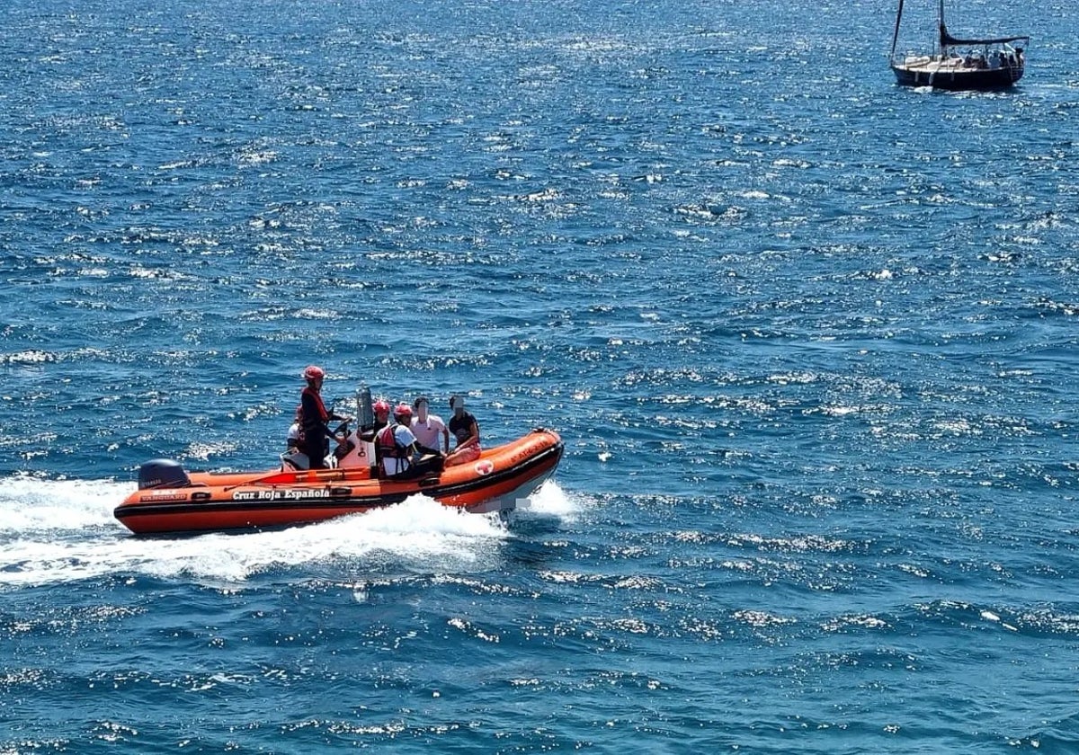 Lancha de salvamento de la Cruz Roja en aguas de Jávea (Alicante)