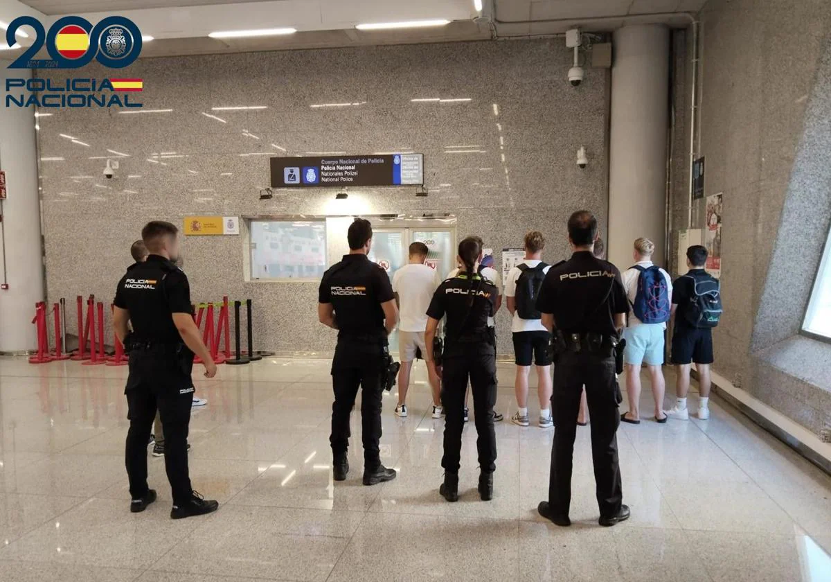 Agentes de la Policía Nacional de Palma de Mallorca con los jovenes detenidos