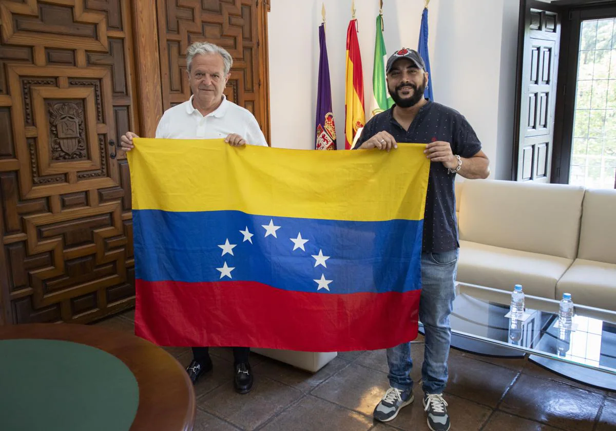 El presidente de la Diputacion con el secretario de la Asociación de Venezolanos en Córdoba