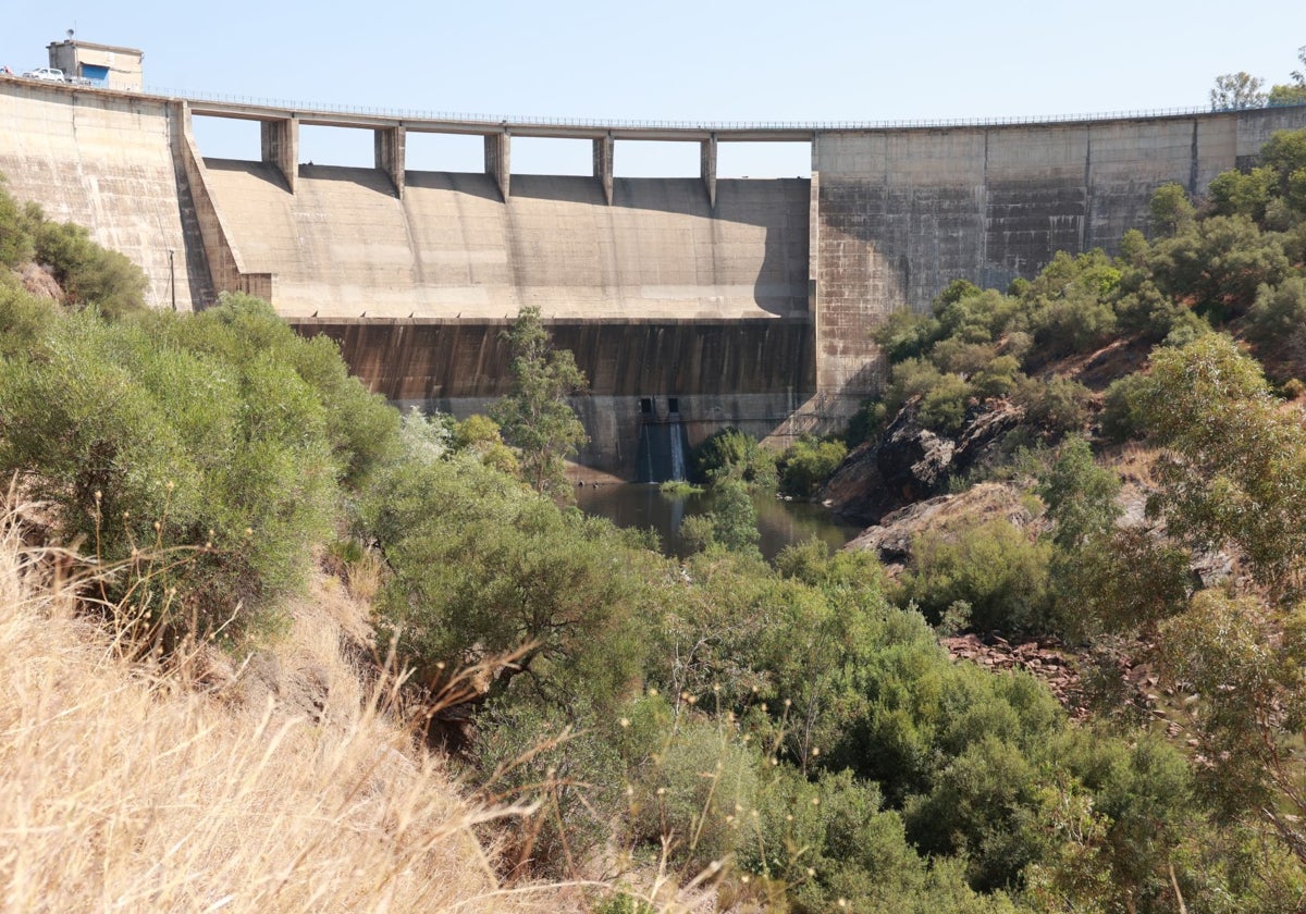 Vista general que presentaba el embalse de El Gergal, en Guillena, este martes