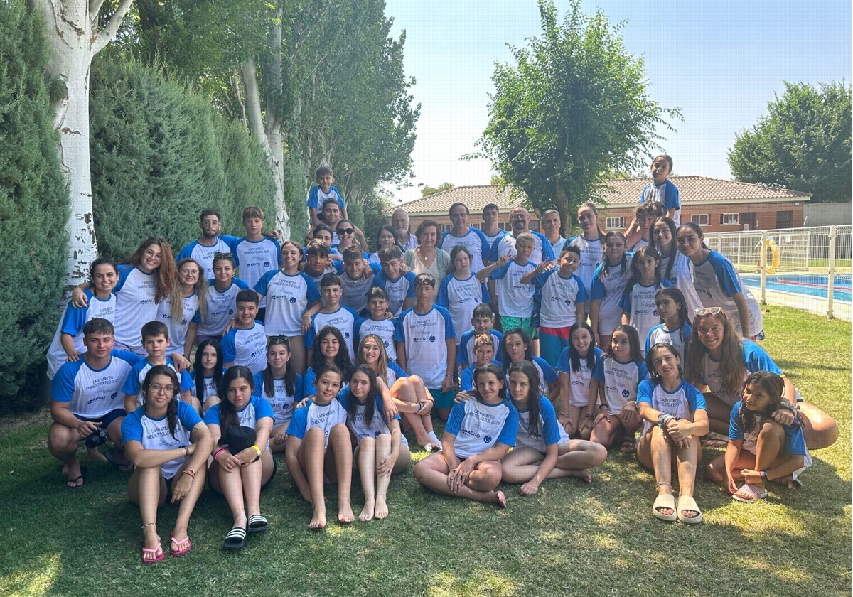 Cedillo con los jóvenes participantes en el campamento