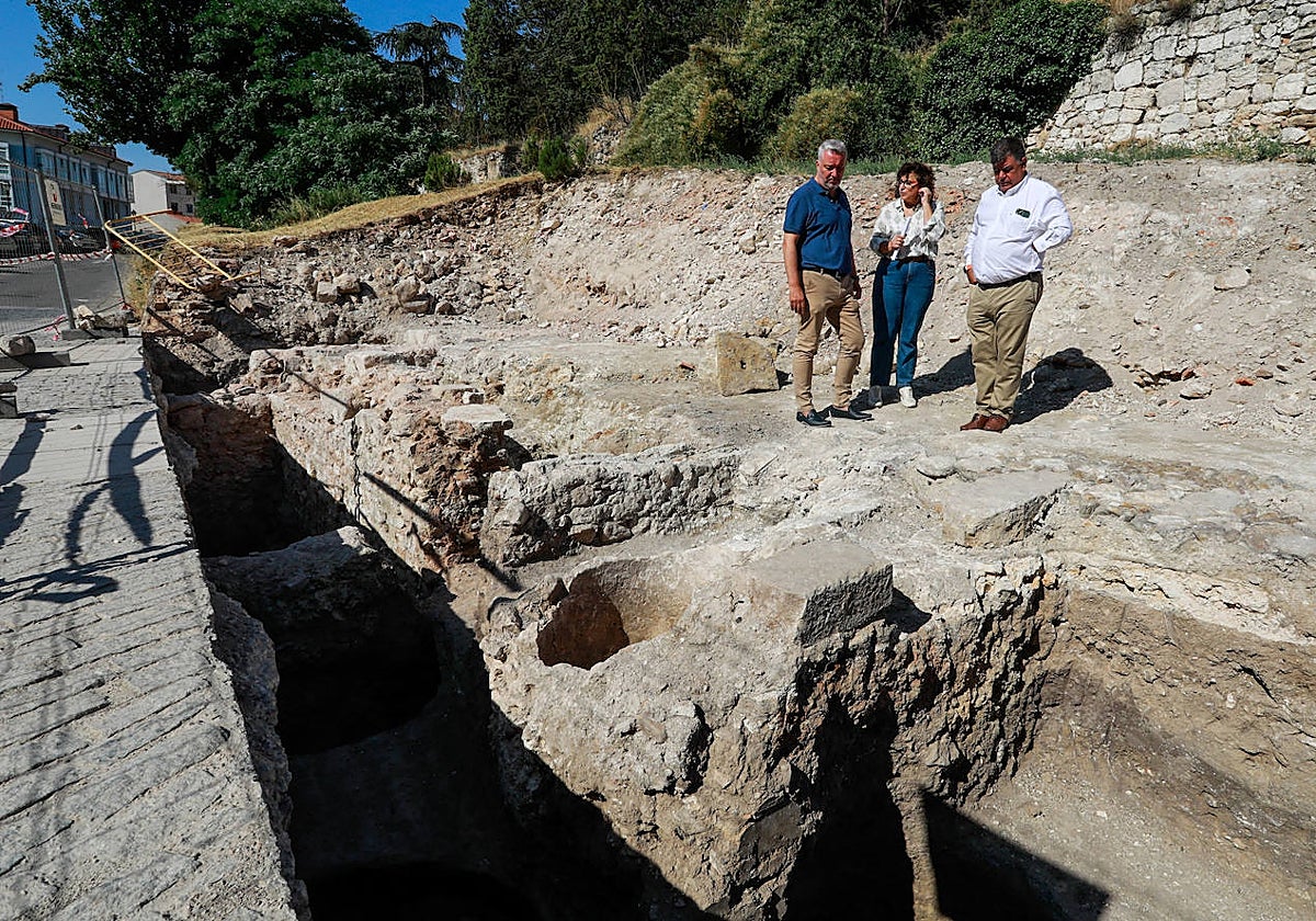 Visita a los restos arqueológicos aparecidos junto a la iglesia de San Esteban