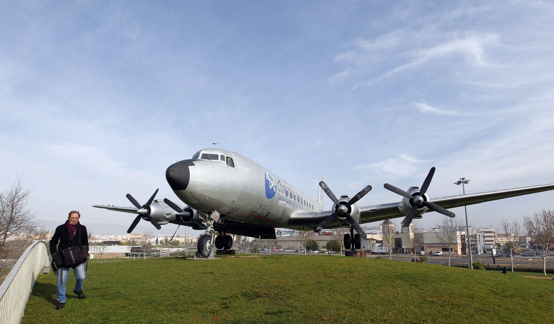 Fotos: el vuelo del avión cultural, de icono a objeto de vandalismo