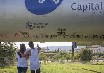 El vuelo del avión cultural, de icono a objeto de vandalismo, en imágenes