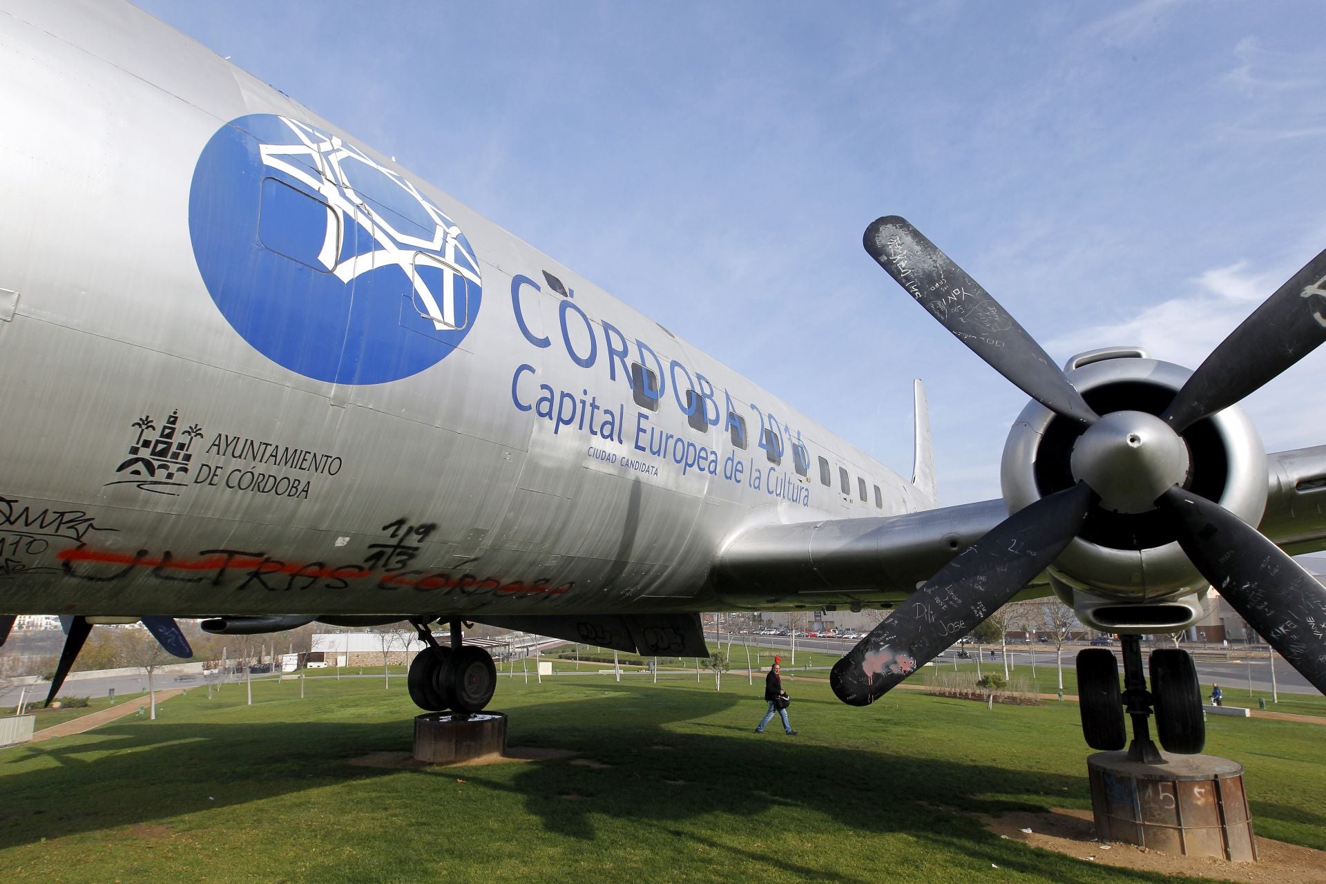 Fotos: el vuelo del avión cultural, de icono a objeto de vandalismo