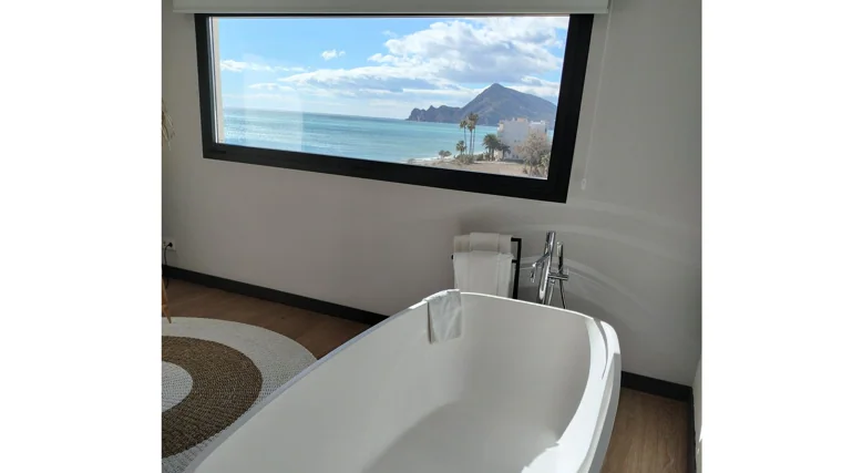 Imagen de una de las habitaciones del hotel Cap Negret de Altea