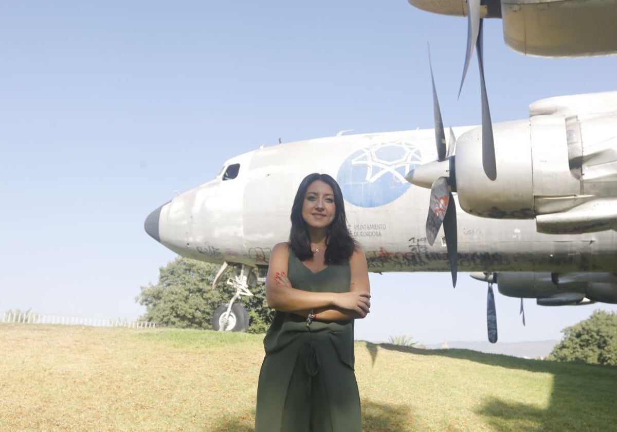 La concejala de Juventud, Cintia Bustos, junto el avión de Miraflores