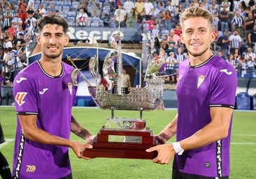 El Córdoba CF coloca en sus vitrinas el mítico Trofeo Colombino