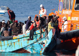 Un cayuco con 76 migrantes y cinco menores llega por sus propios medios a El Hierro