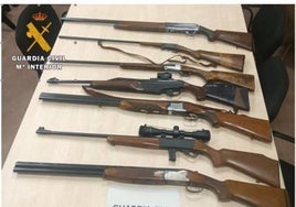 Amenaza con una escopeta desde su balcón a diez vecinos por hacer ruido en una calle de Medina de Rioseco