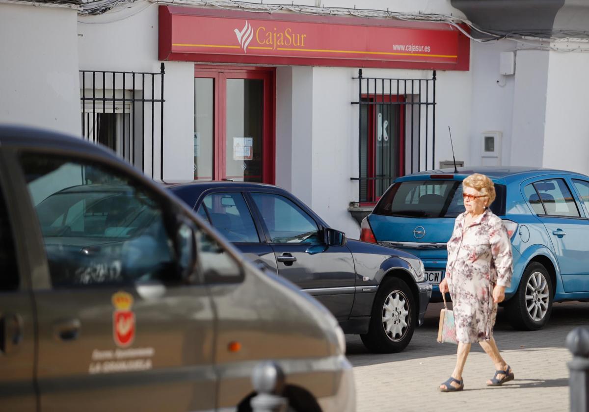 Una mujer pasea en La Granjuela