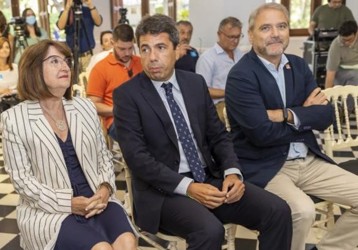 El presidente de la Generalitat Valenciana, Carlos Mazón, entre los rectores de las Universidades de Alicante y la UMH de Elche, Amparo Navarro y Juan José Ruiz, respectivamente