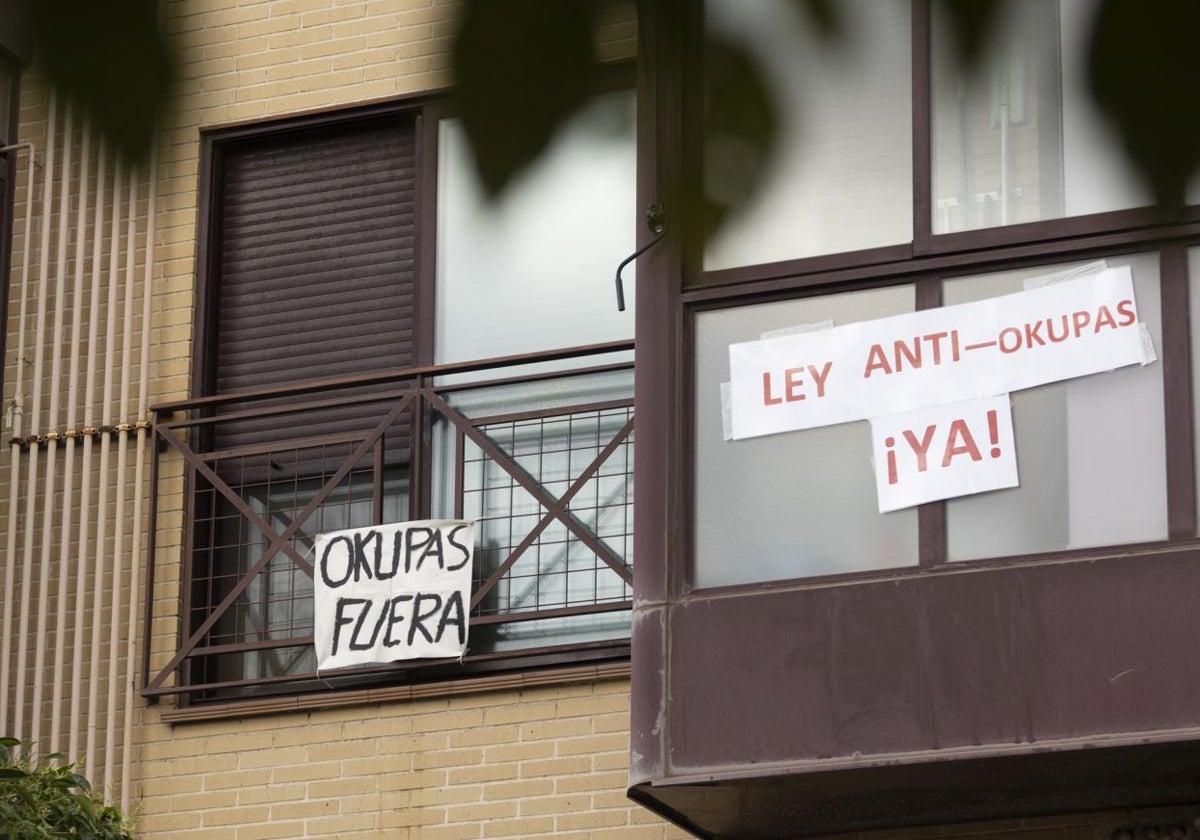 Imagen de archivo de unas viviendas con carteles contra los okupas