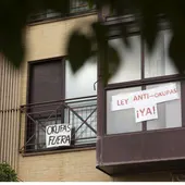 «Nos han dejado sin agua en el retrete»: varias familias okupan un edificio en Valencia y denuncian un «aislamiento inhumano»