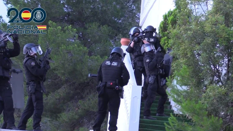 Varios policías, durante la operación