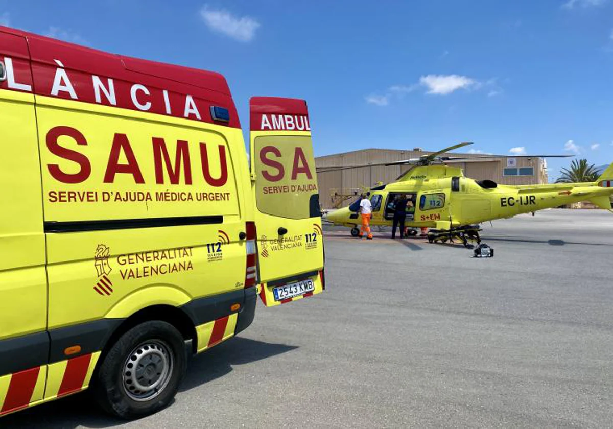 Una ambulancia del SAMU y el helicóptero, durante una intervención con traslado aéreo