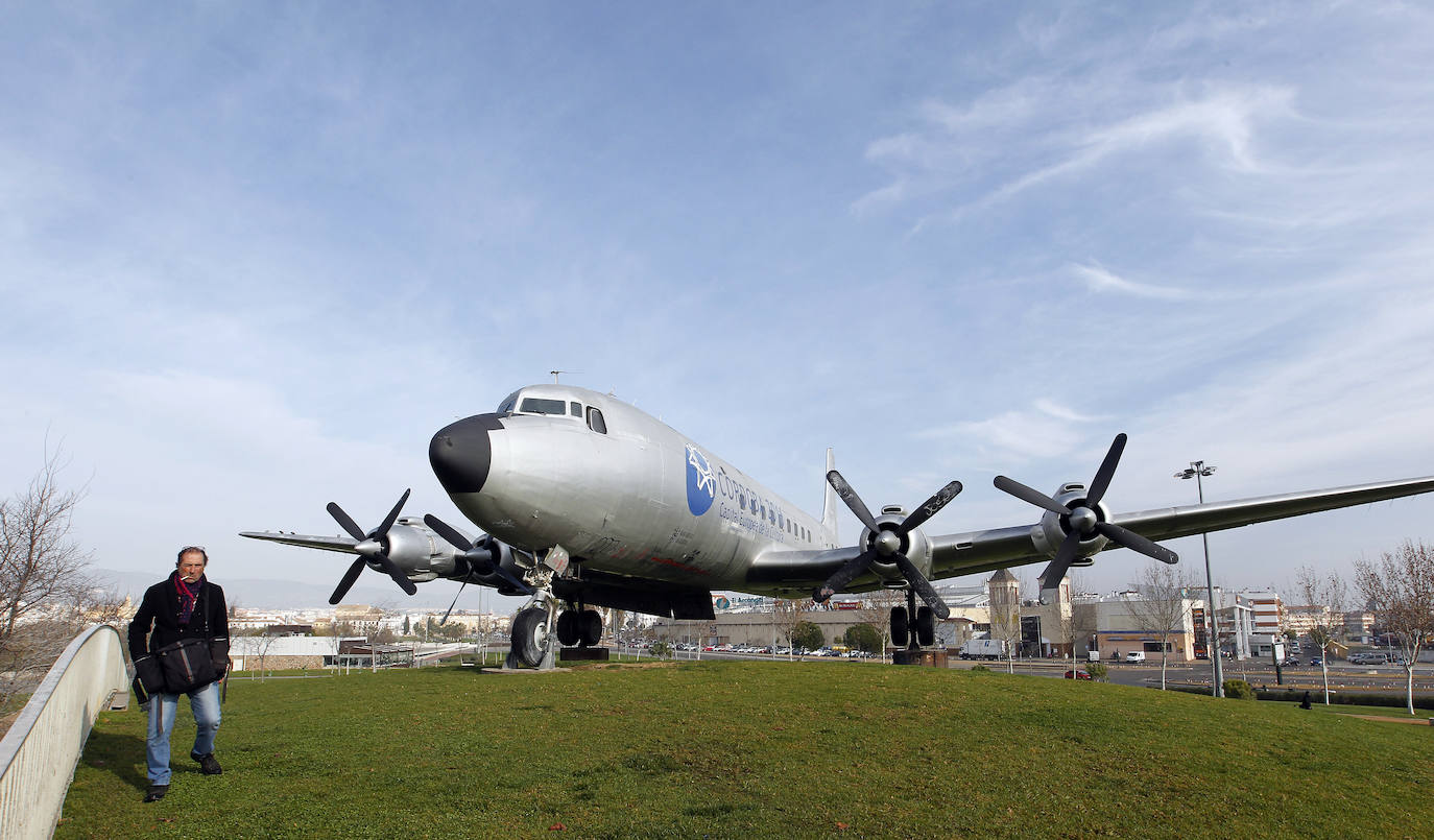 Fotos: el vuelo del avión cultural, de icono a objeto de vandalismo