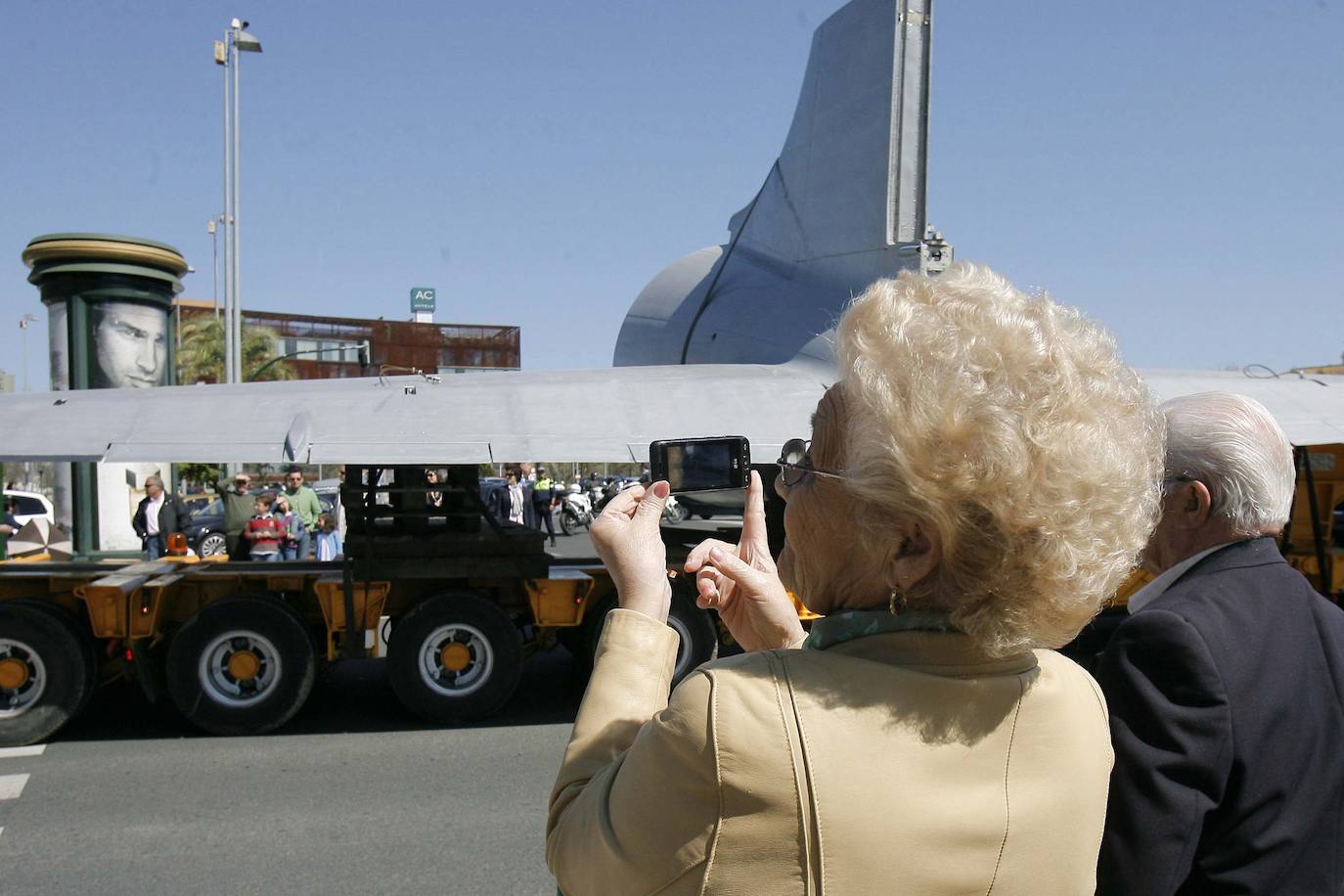 Fotos: el vuelo del avión cultural, de icono a objeto de vandalismo