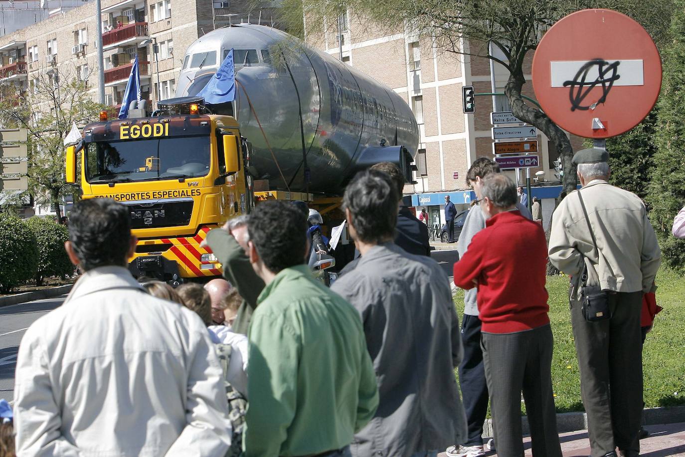 Fotos: el vuelo del avión cultural, de icono a objeto de vandalismo