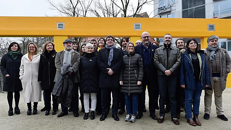 Puigdemont, junto a diputados de Junts en enero de 2018 en Bruselas