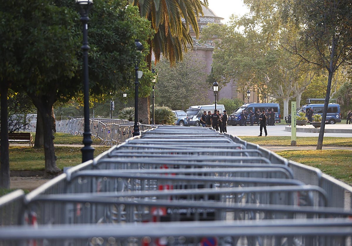 Una hilera de vallas de seguridad en uno de los accesos al Parlament