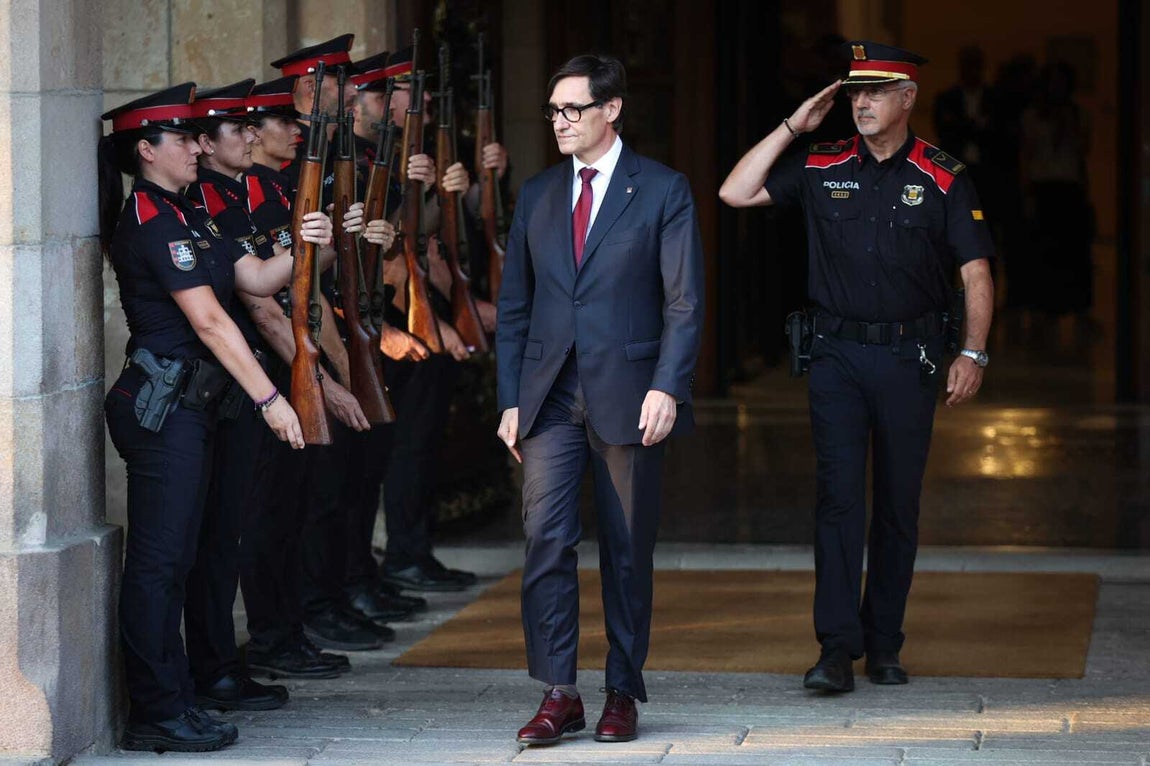 Los Mossos realizan un pasillo ante la salida Salvador Illa del Parlament tras la investidura
