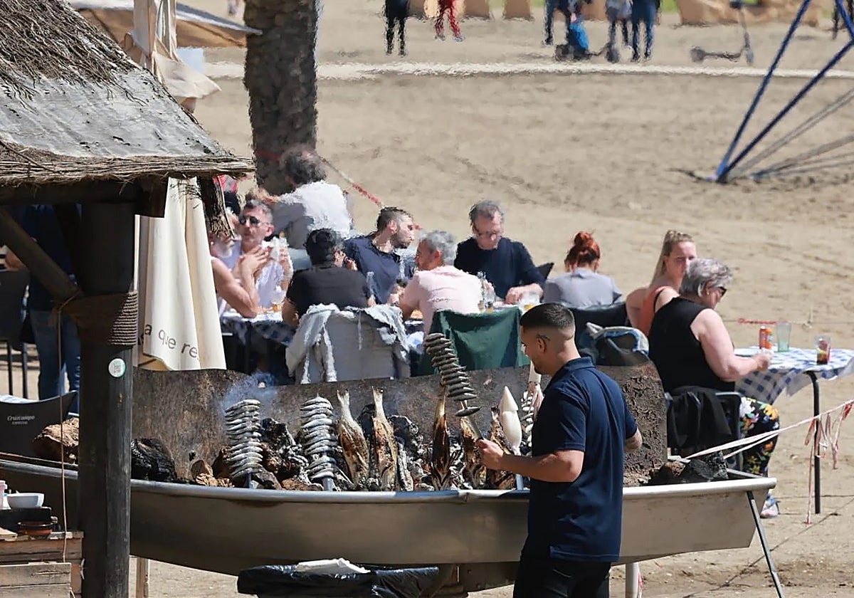 Barca de espetos en un chiringuito de Málaga