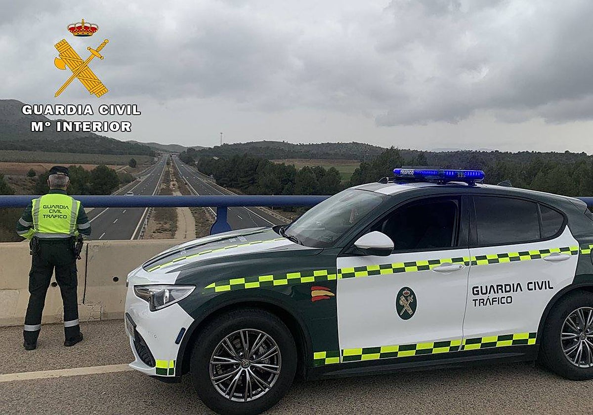 Agente y vehículo de la Guardia Civil de (Tráfico) en una imagen de archivo