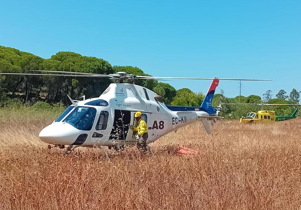 Uno de los helicópteros que ha participado en la extinción del incendio de Cartaya