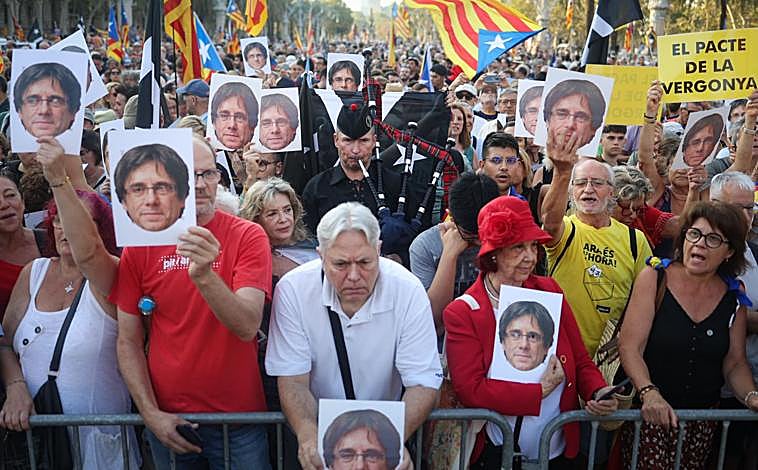 Imagen principal - Puigdemont, como un conejo en el sombrero o un Joker tarado