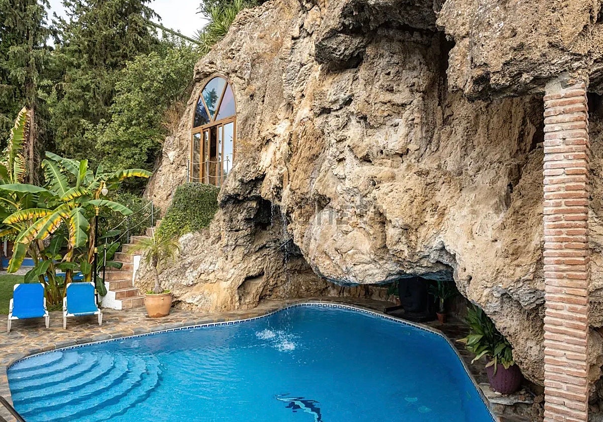 Piscina sobre la que vierte la cascada