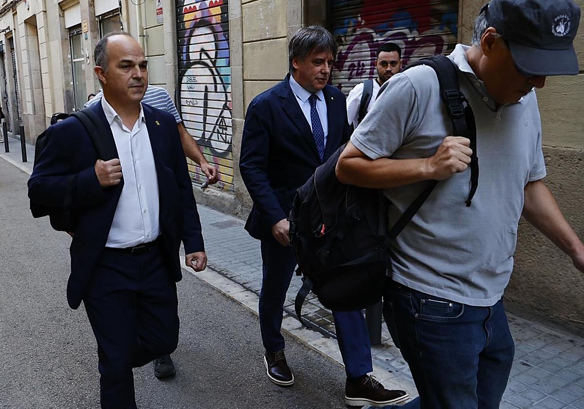 Puigdemont tras irrumpir en el acto de bienvenida que le organizaron sus seguidores en Barcelona // Vídeo: Vox critica la «pasividad» del Gobierno ante el regreso de Puigdemont