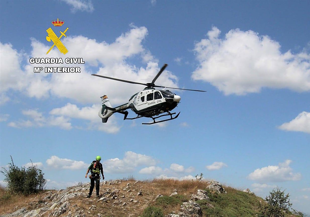 Helicóptero empleado en el rescate de los cuatro corredores