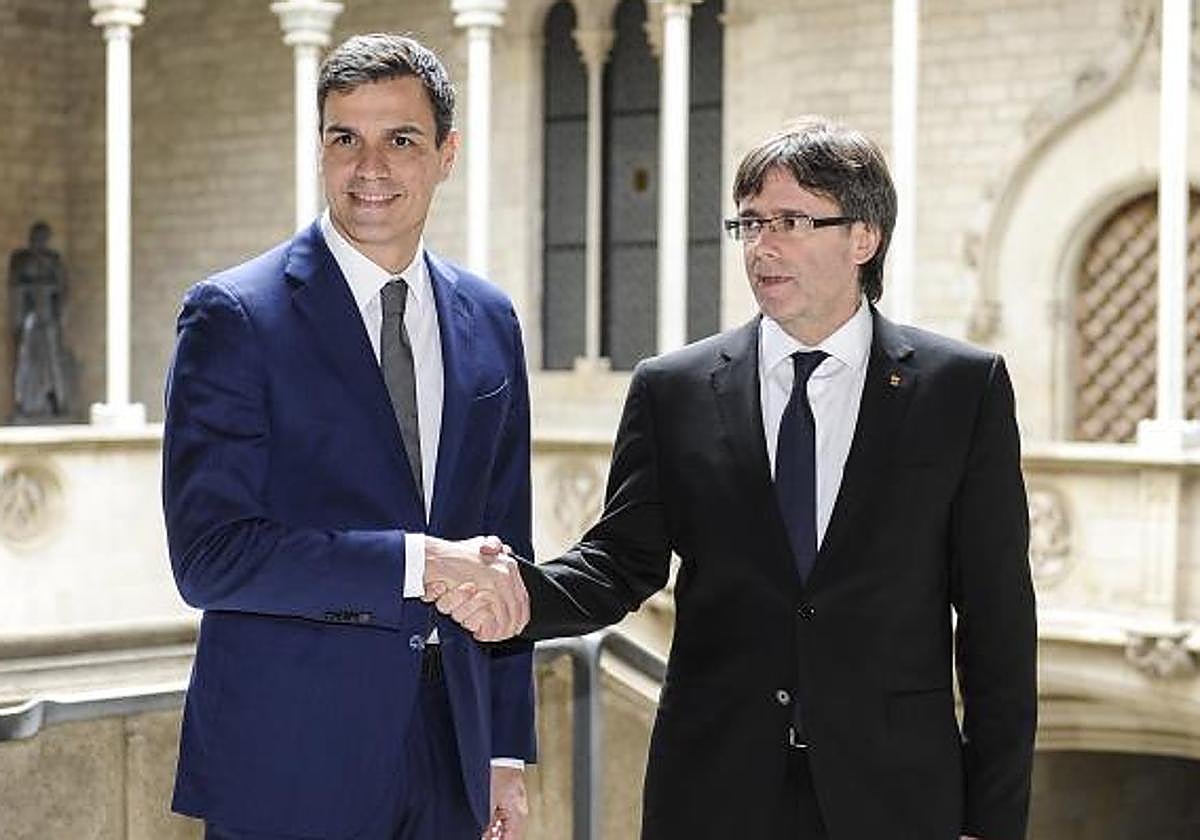 Sánchez y Puigdemont en una imagen de archivo de 2016