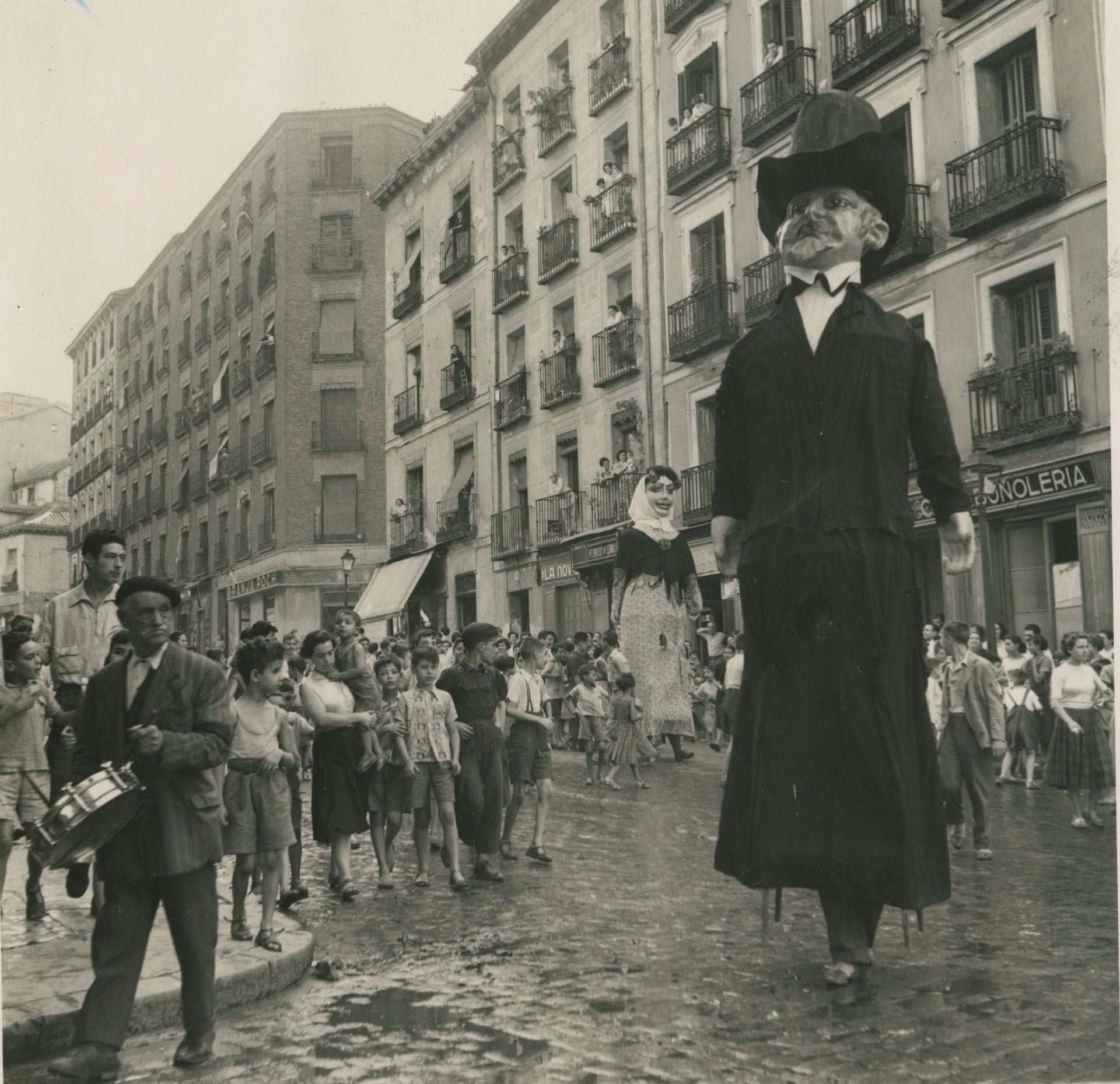 Gigantes y cabezudos por la calle del Ave María en 1954