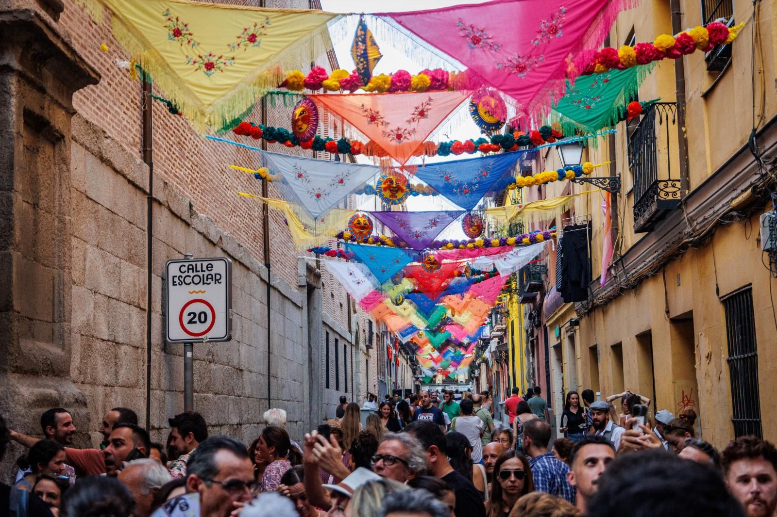 Perspectiva de la calle de Embajadores antes del cortejo procesional de san Cayetano
