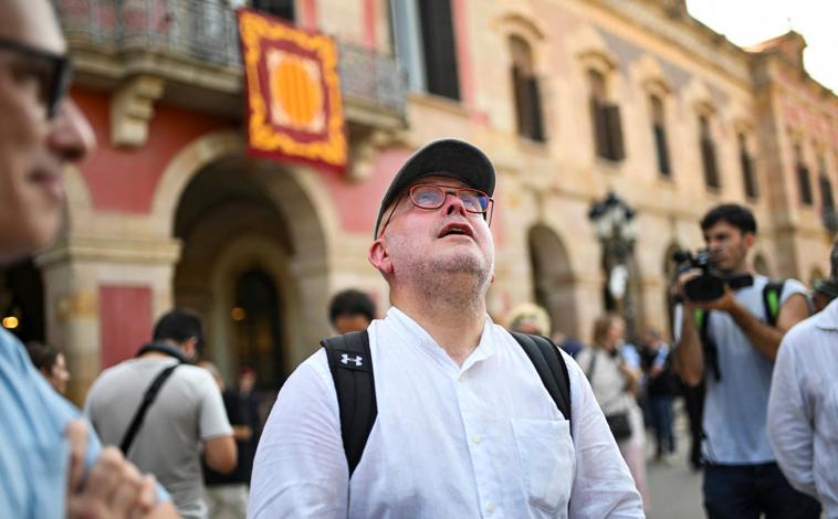 Imagen principal - Gonzalo Boye se mostró inquieto de principio a fin. Una vez el 'expresident' se fugó, estuvo todo el rato pendiente del móvil y de los helicópteros que sobrevolaban el perímetro del 'Parlament' hasta que huyó en taxi 