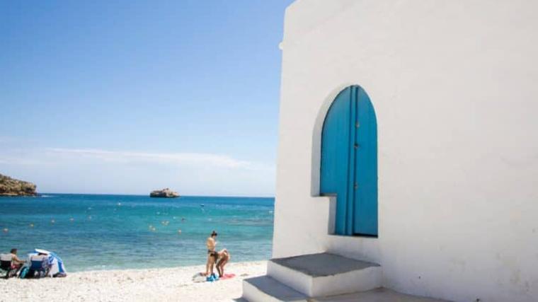 La cala de Alicante más popular que parece un escenario de las islas griegas: dónde está y cómo llegar