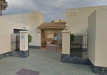 Un ataúd que supuraba fluidos de un cadáver obliga a cerrar el cementerio de Torremolinos