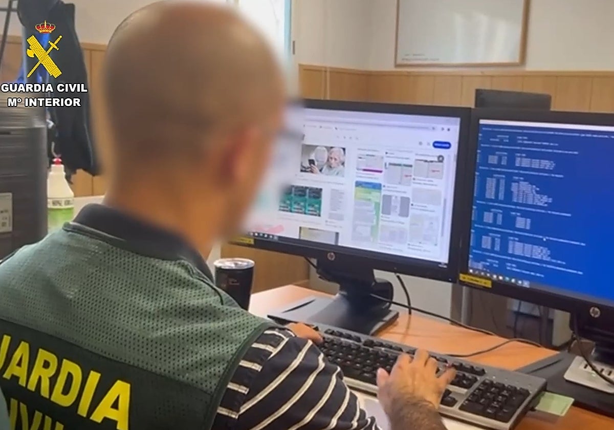 Un agente de la Guardia Civil perteneciente al Equipo de Delincuencia Tecnológica