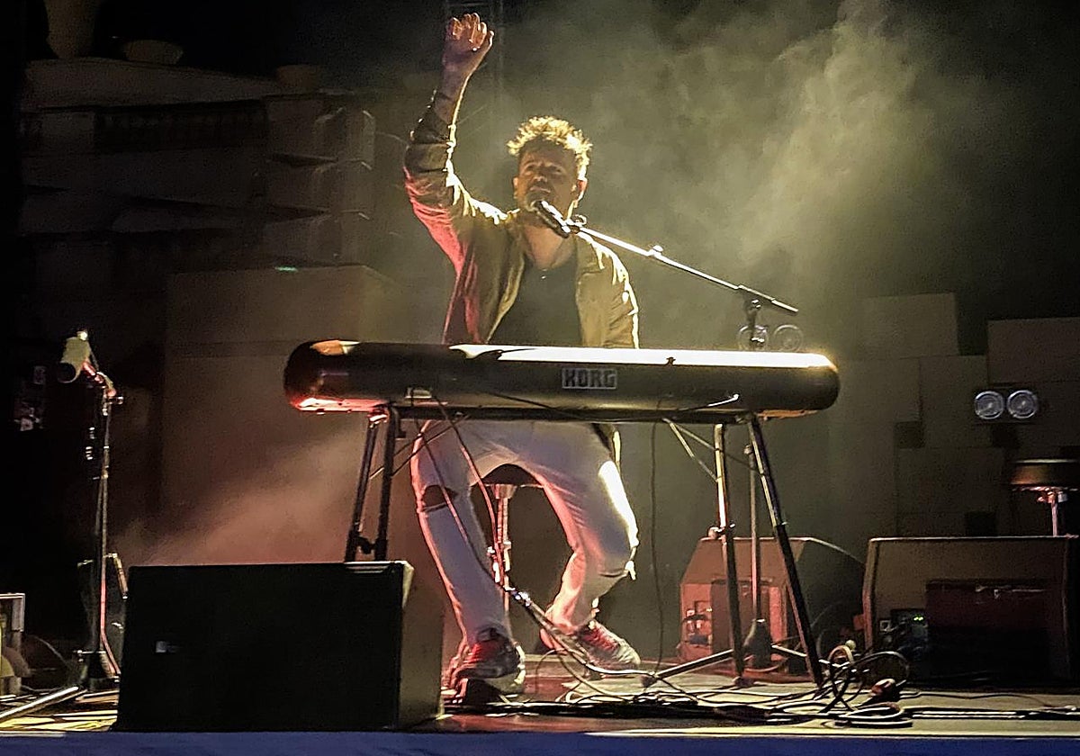 El cantante Pablo López, durante su concierto en Benidorm