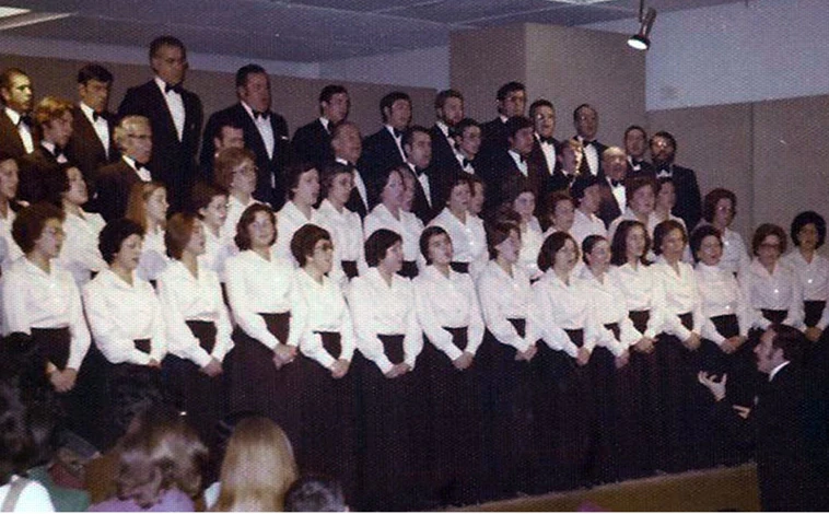 Imagen principal - La agrupación que nació hace 50 años en la ciudad de Albacete ha marcado el devenir cultural con su música coral. Las imágenes reúnen algunos de los conciertos ofrecidos por el Orfeón durante estos años