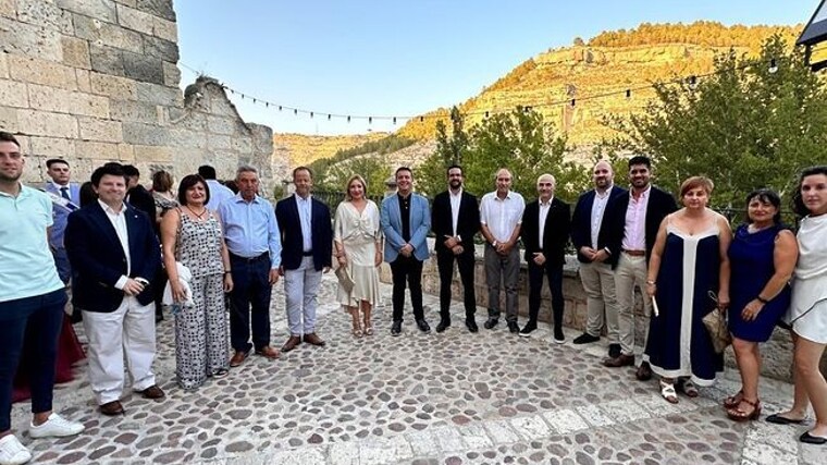 Santiago Cabañero, acompañado por las autoridades durante la celebración de las fiestas en honor a San Lorenzo