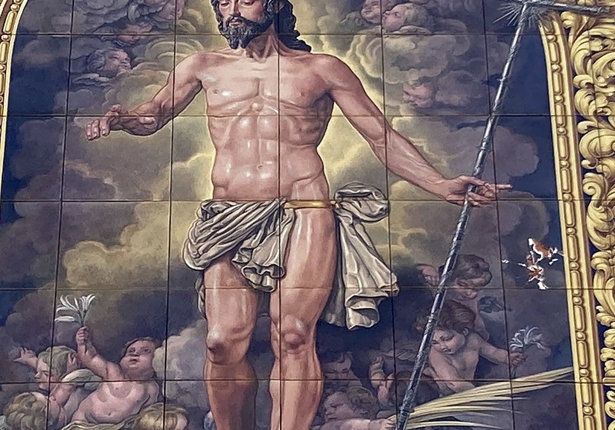 Daños, a la derecha, en el retablo azulejo del Señor Resucitado, en la plaza del Conde Priego